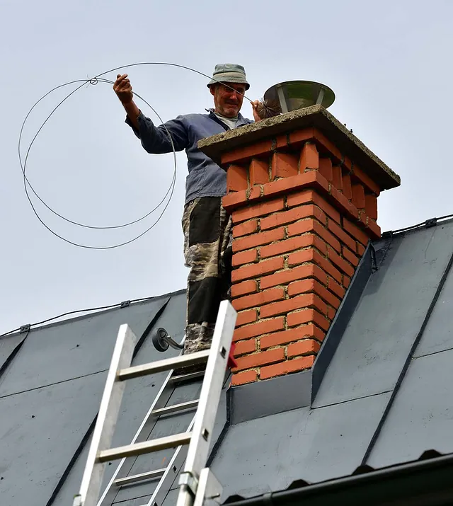 Hombre limpiando chimenea